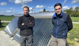 deux personnes devant une installation de solaire thermique