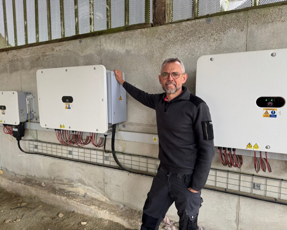Ludovic Beurel dans le local technique abritant les onduleurs de sa centrale photovoltaïque