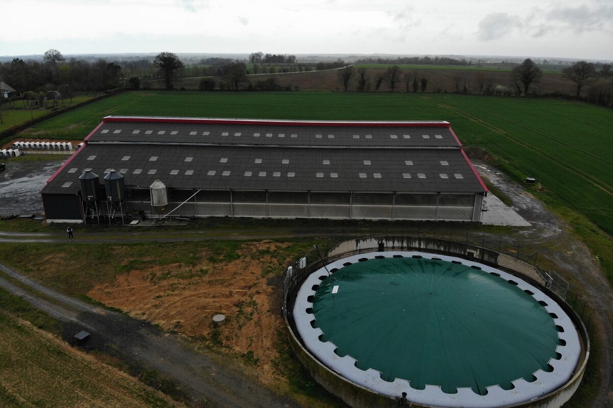 Vue aérienne d'un bâtiment agricole et d'une fosse à lisier recouverte - Illustration De l’énergie à revendre