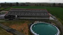 Vue aérienne d'un bâtiment agricole et d'une fosse à lisier recouverte