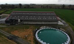Vue aérienne d'un bâtiment agricole et d'une fosse à lisier recouverte