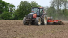 Tracteur qui désherbe avec une houe rotative