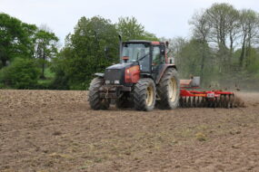 Tracteur qui désherbe avec une houe rotative