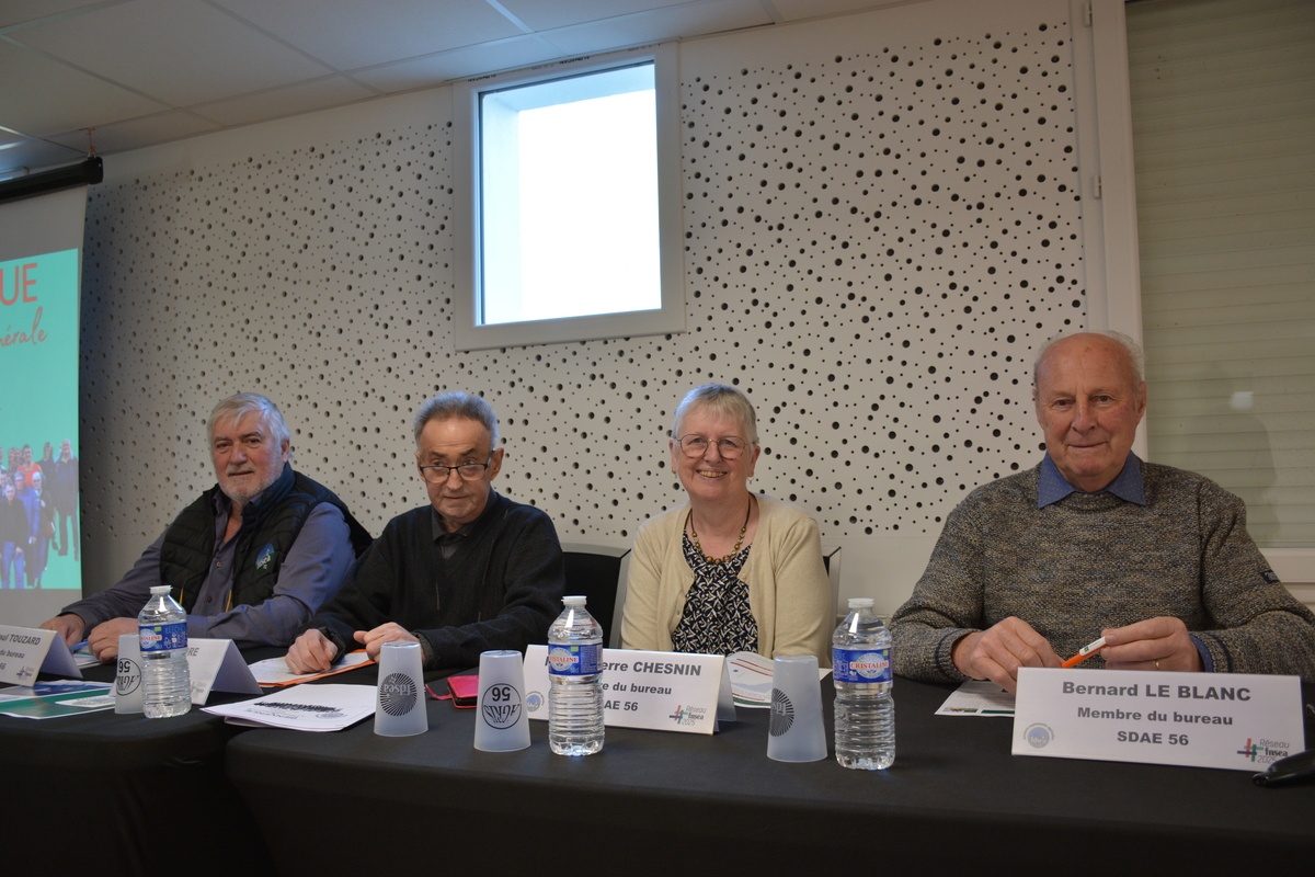 Quatre personnes à une tribune - Illustration Les 25 meilleures années comme  base des retraites