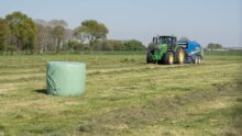 un combiné presse enrubanneuse au travail dans un champ