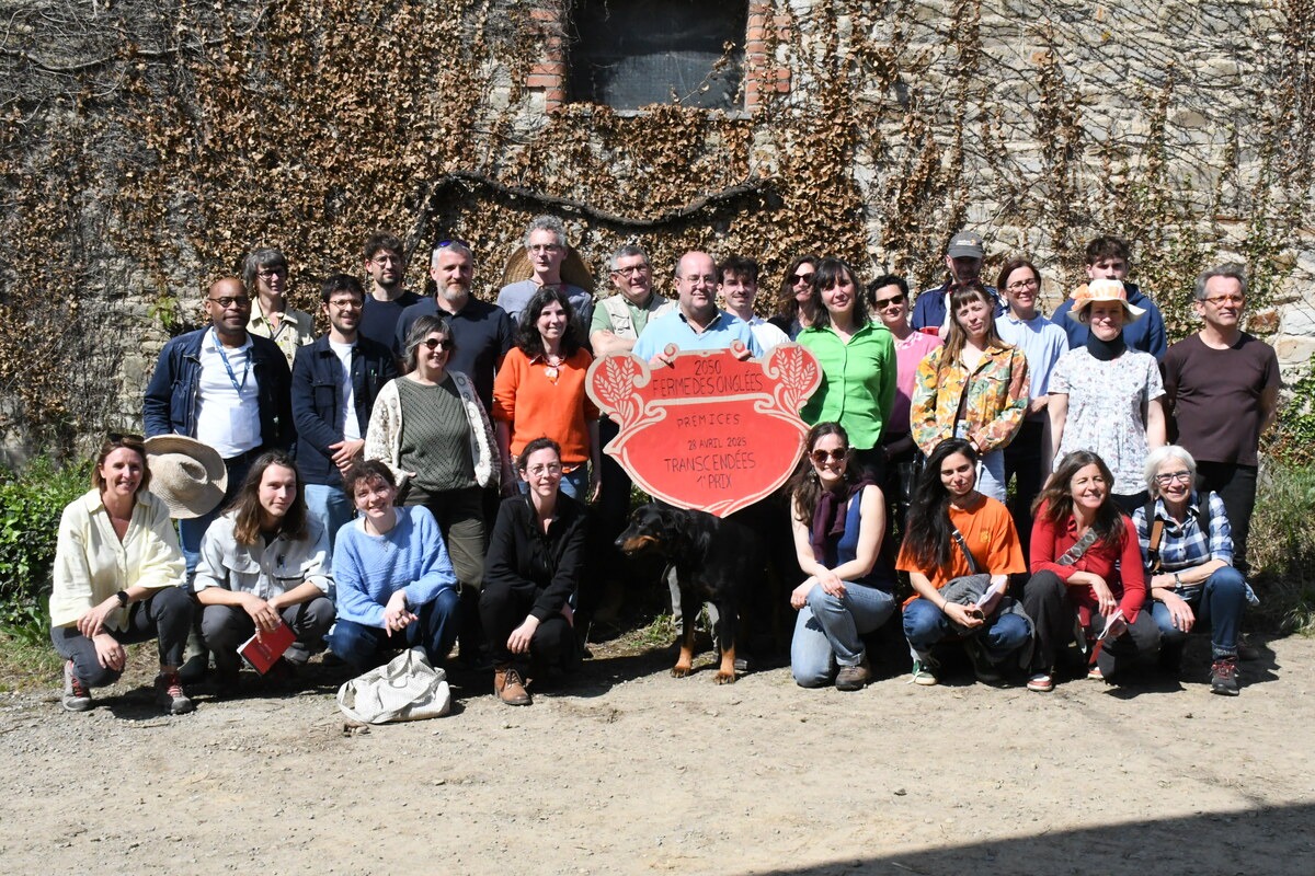 Les participants posent pour une photo souvenir - Illustration Imaginer l’avenir  en &lsquo;inter-mondes&rsquo;