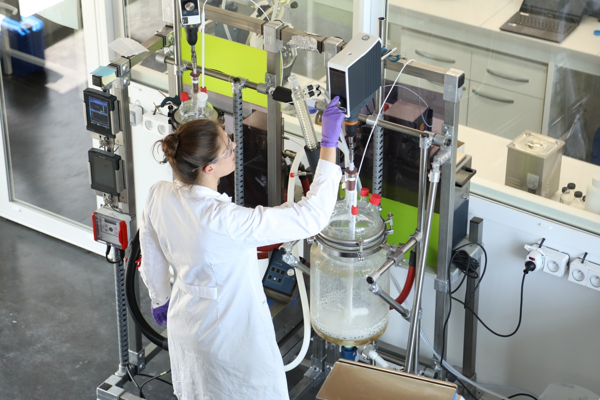 Dans le laboratoire de chimie, une femme travaille - Illustration Des phytostérols  pour contrer le manque d’eau