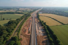 Vue aérienne d'une construction de route