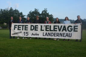 Des personnes avec une banderolle