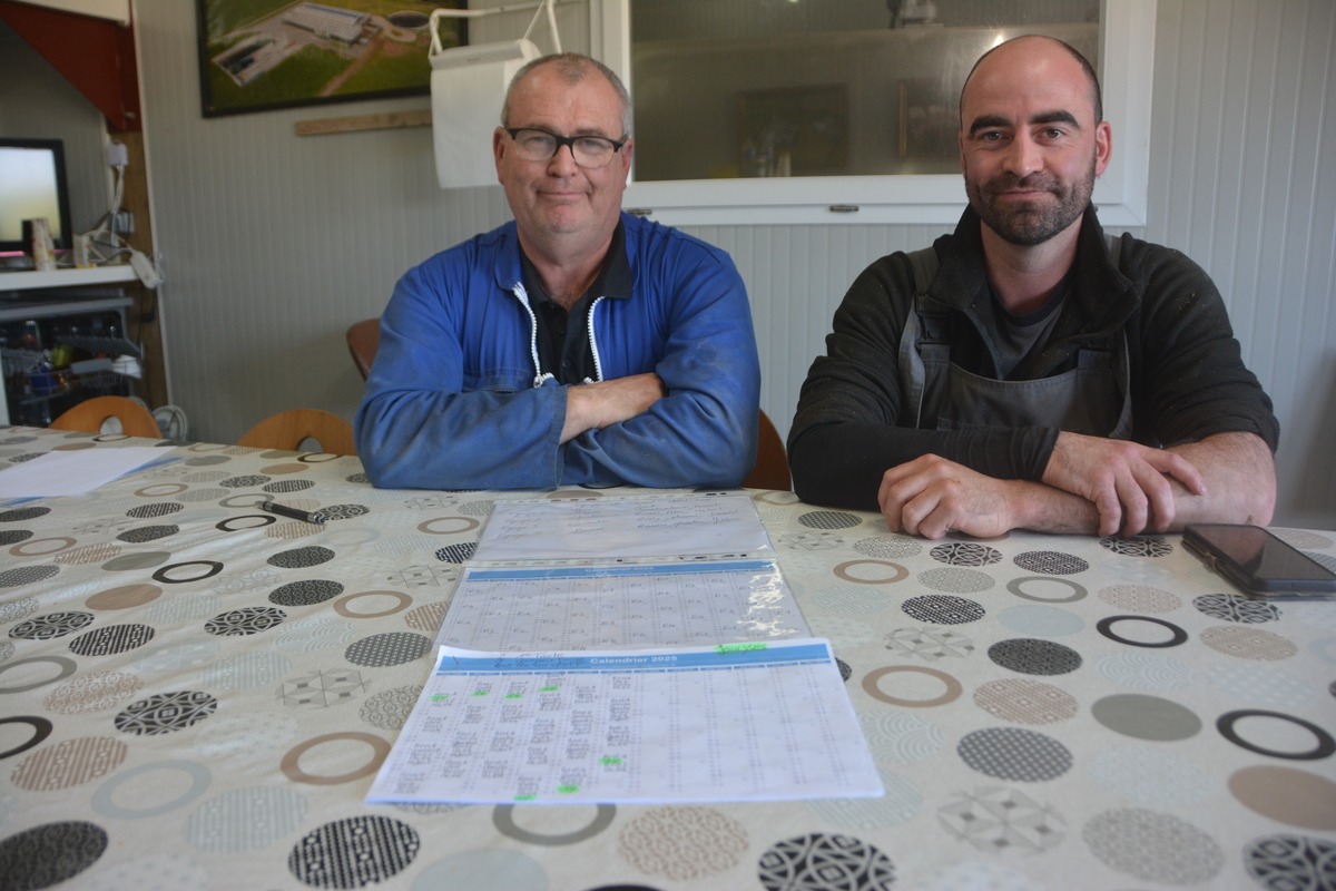 Daniel Conq et Romain Salaun devant les planning des salariés - Illustration 4 équipes pour 16 postes