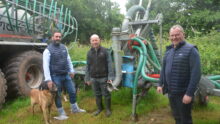 Thierry Houel, Christophe et Hubert le Coz devant un injecteur de lisier.