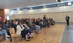 Des gens dans un salle de réunion