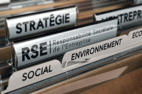 Des étiquettes dans un classeur de rangement de dossier