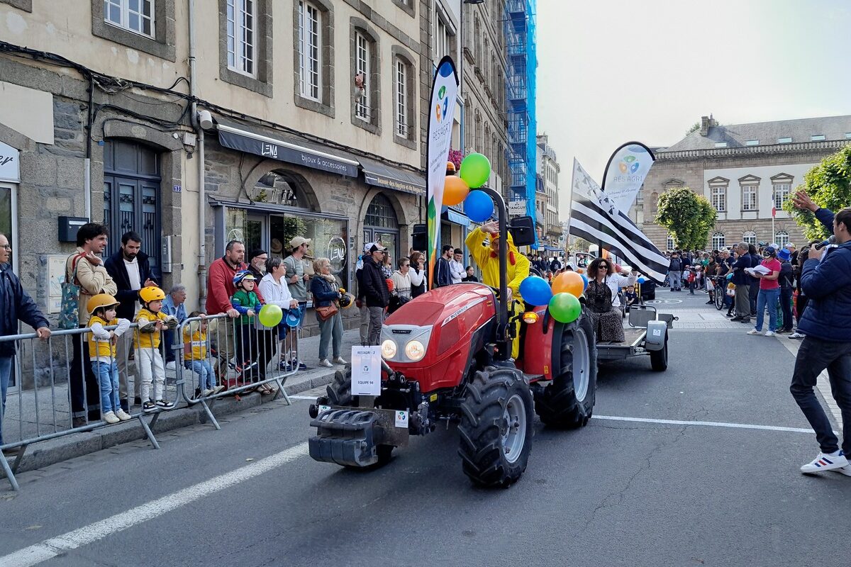 Un défilé de tracteur en ville - Illustration Le monde agricole  à vélo