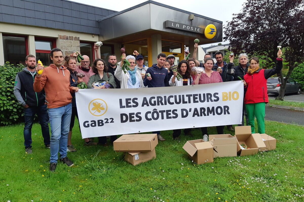 Des agriculteurs bio mobilisés devant un bureau de Poste - Illustration Des centaines de produits bio postés à la ministre de l&rsquo;Agriculture