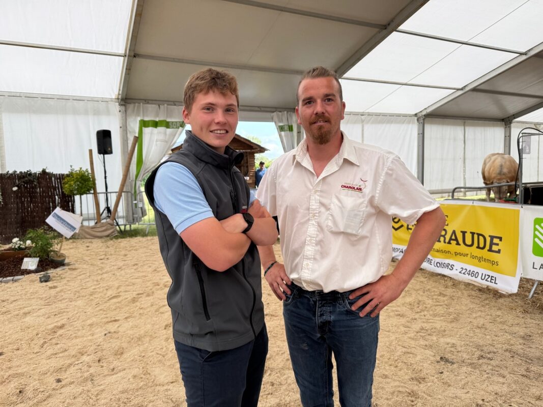 Clément Jaglin, 20 ans, originaire de Saint-Gilles-Vieux-Marché (22) a jugé le concours interdépartemental de la race Charolaise au Salon agricole de Loudéac 2025. Ici avec Firmin Capitaine du syndicat Charolais de Bretagne.   