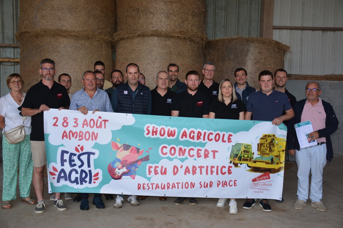 groupe de personnes dans un hangar agricole - Illustration Fest’Agri à Ambon  les 2 et 3 août
