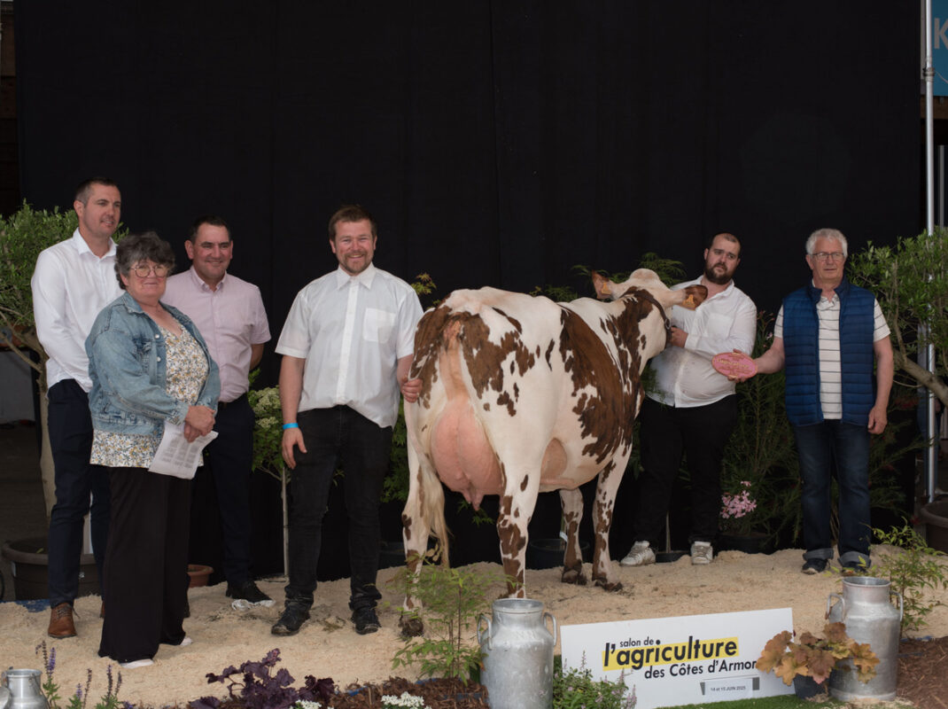 Avec la 2e lactation Saïade (Ottoman x Jacaranda), l’EARL 56 Laudrin à Moréac (56) empoche le prix de Meilleure mamelle Jeune. 