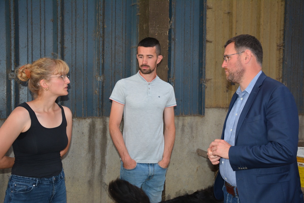 Trois personnes en discussion - Illustration Ils ont bénéficié d&rsquo;un prêt à taux zéro de la Région