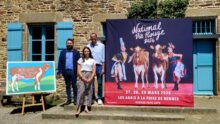Des personnes posent à côté de l'affiche du National Pie Rouge 2026