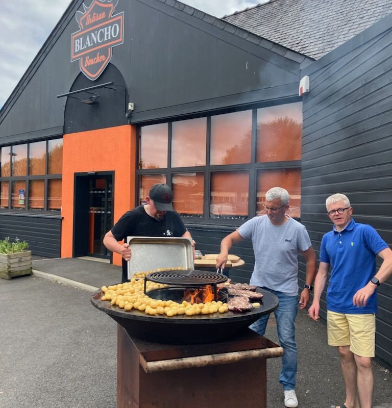 Des personnes faisant un barbecue - Illustration Le GIE Proralim,  filière label reconnue