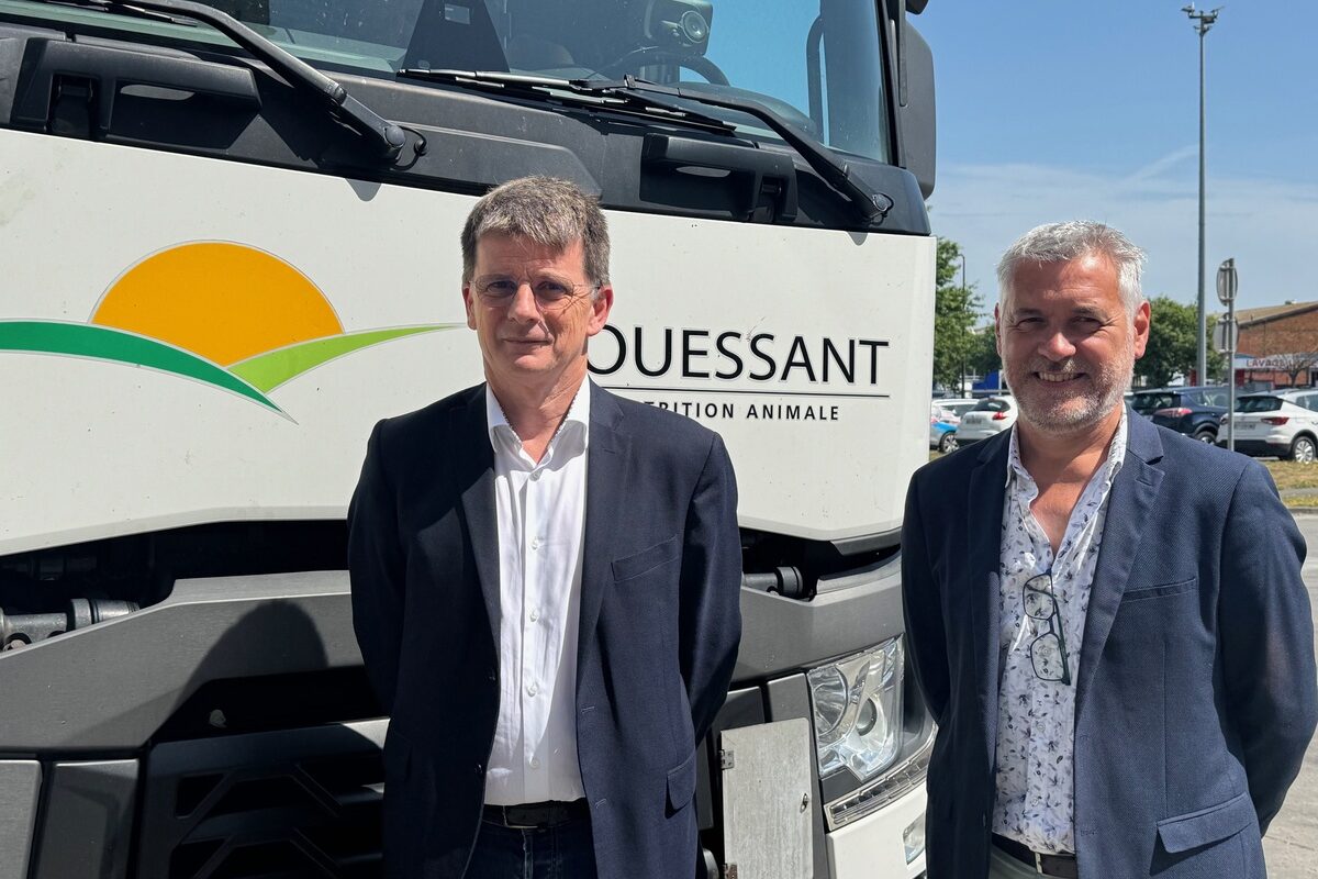 Deux homme devant un camion du Gouessant - Illustration « Jamais d’agriculture  sans élevage dans notre région »