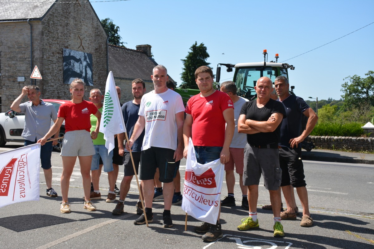 Un groupe de syndicalistes - Illustration Le bon sens exclu  de l’aménagement foncier d’Elven
