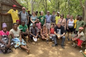 Un groupe de personne pose pour la photo à Madagascar