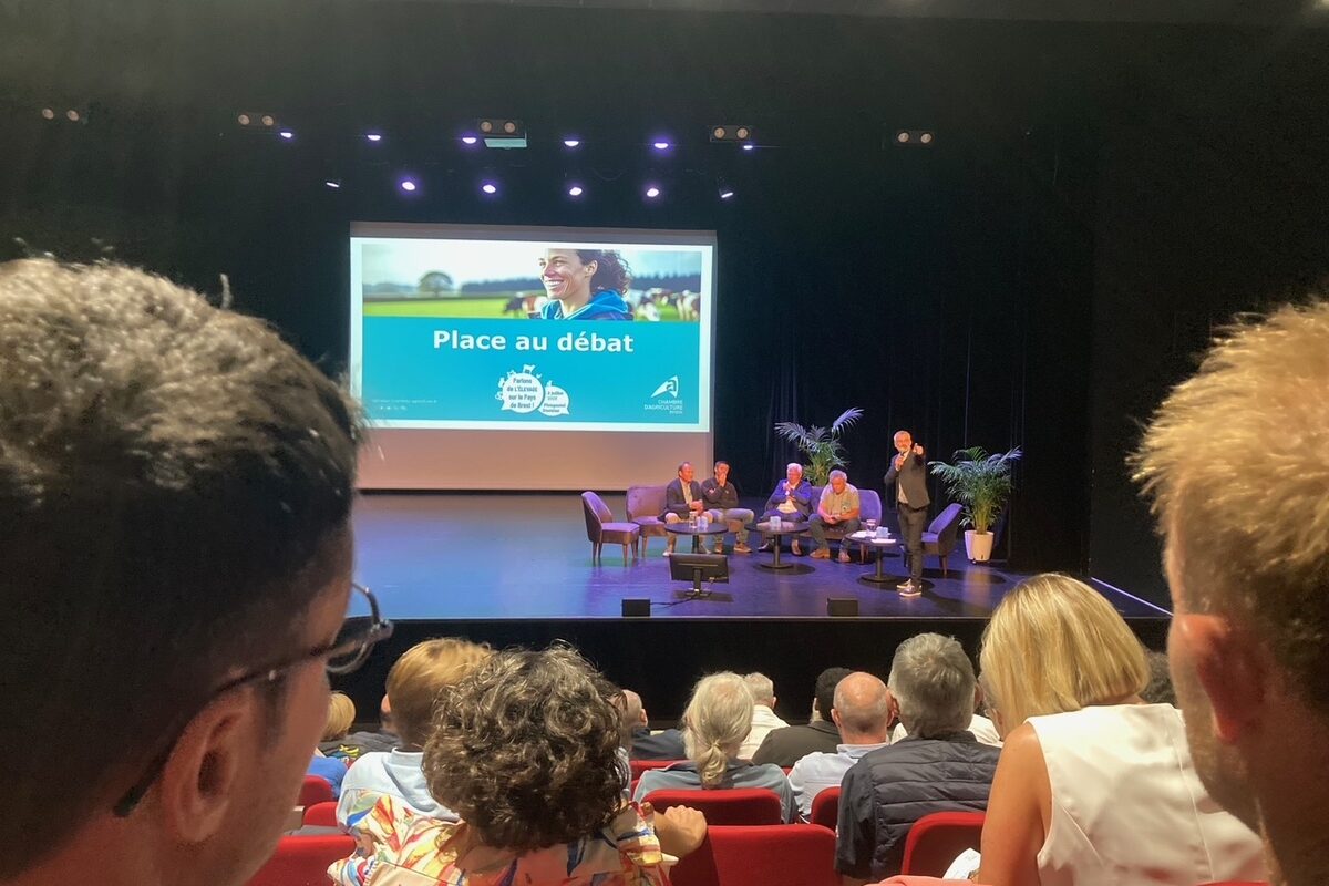 Des personnes dans la salle de Plougastel Daoulas - Illustration Quelle sera la place de l’élevage demain ?