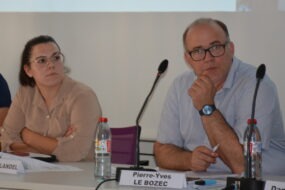 Un homme et une femme en tribune