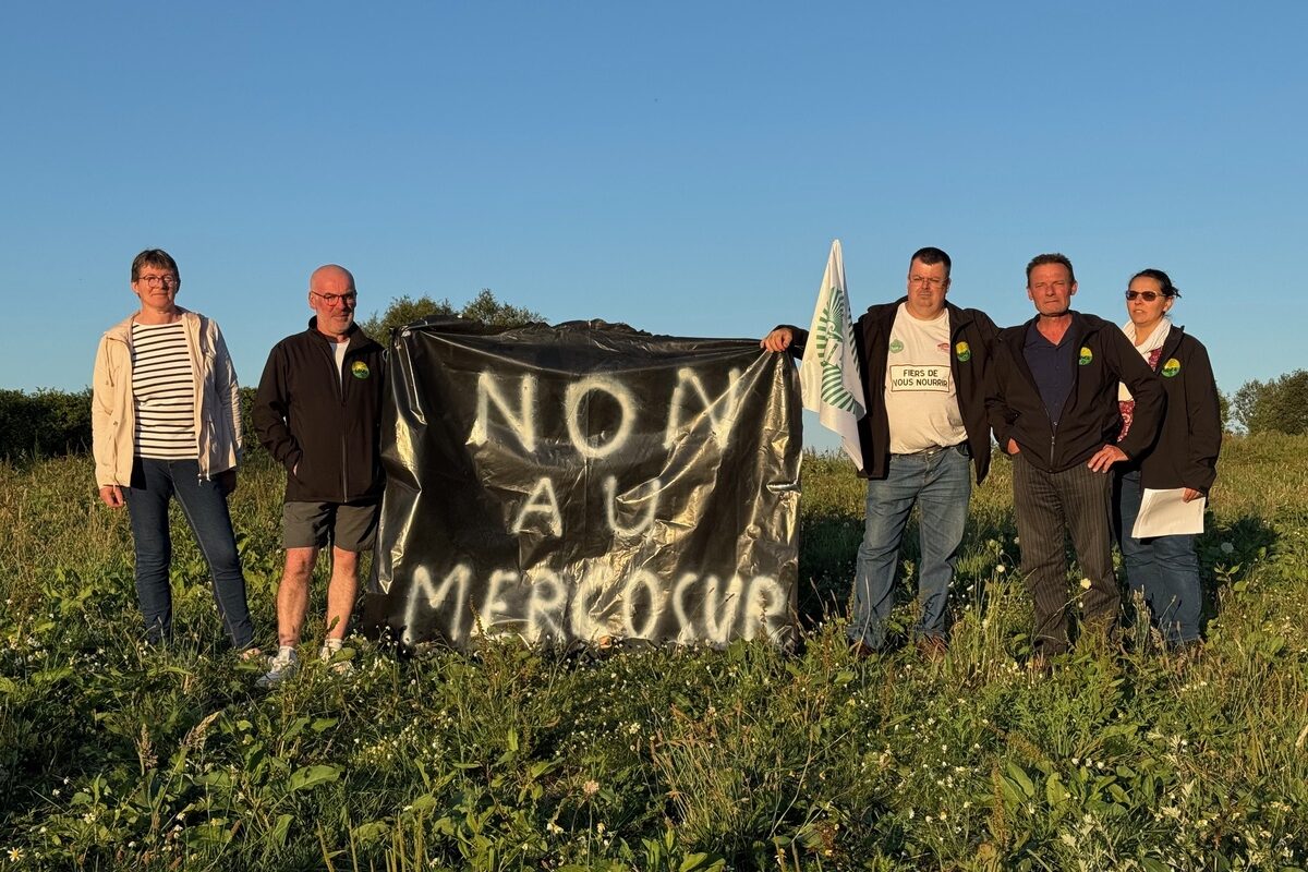 Des syndicalistes manifestant contre les accords entre l'Europe et le Mercosur. - Illustration Redire non  aux accords avec le Mercosur