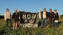 Des syndicalistes manifestant contre les accords entre l'Europe et le Mercosur.