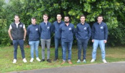 Des jeunes agriculteurs devant un talus