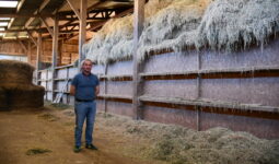 un éleveur dans son séchoir en grange