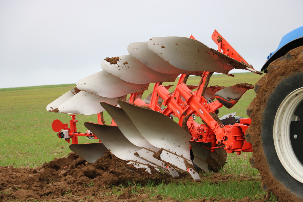 Gros plan dans un champ sur une charrue attelée à l'arrière d'un tracteur - Illustration Des outils pilotés plus finement par l’Isobus