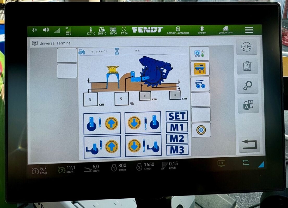 Gros plan sur le terminal Isobus d'un tracteur 