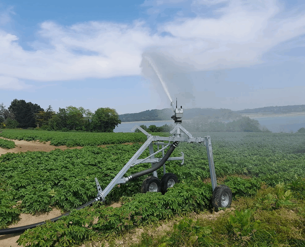 Un canon d'irrigation en fonctionnement dans un champ - Illustration L&rsquo;Ille-et-Vilaine toujours en alerte sécheresse