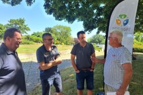 Quatre hommes en train de discuter