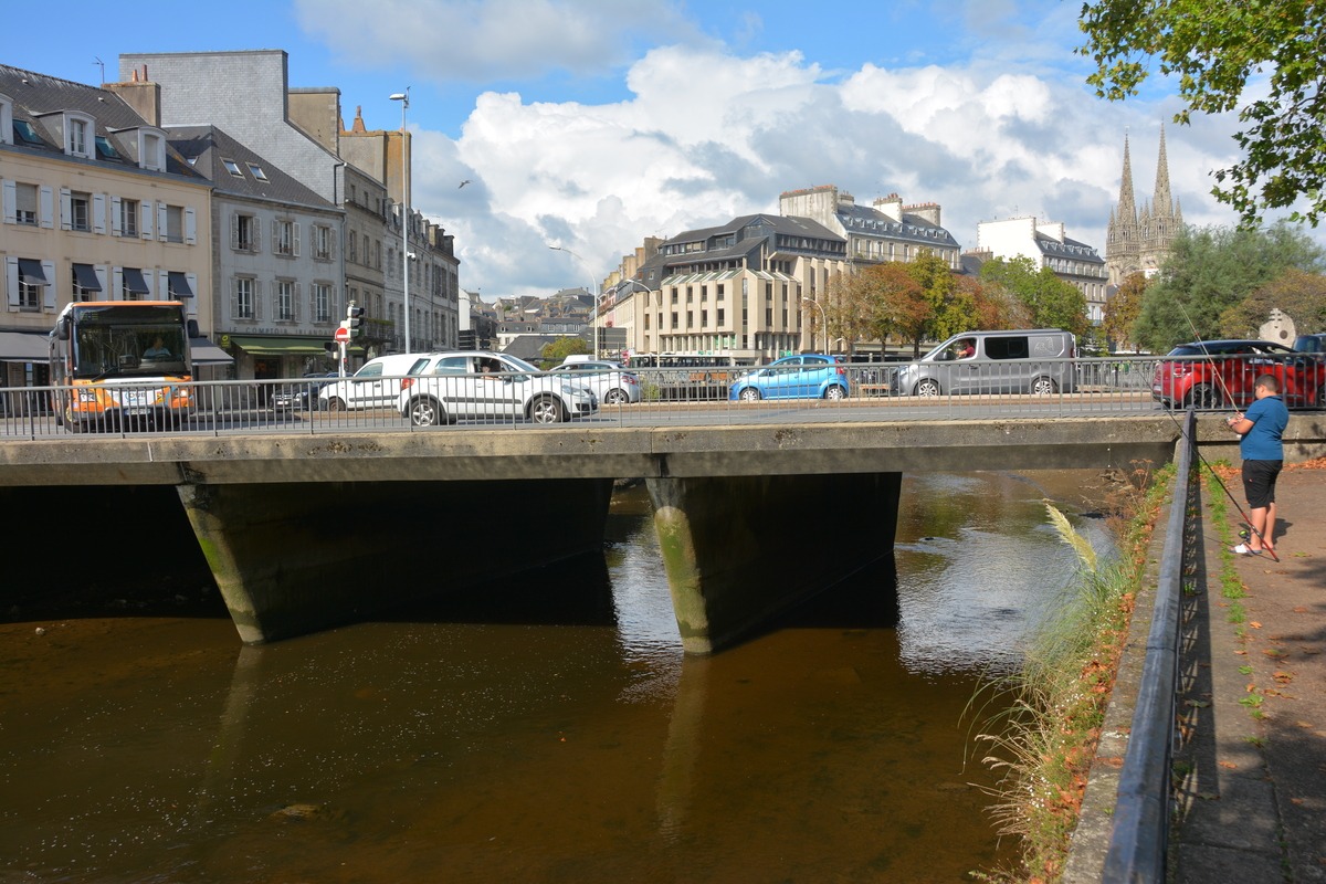 Un pont au dessus d'une rivière avec des voitures qui roulent dessus - Illustration Le Finistère est maintenu en « Alerte »