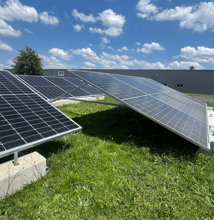 des panneaux photovoltaïque posés au sol dans un champ - Illustration Autoconsommation solaire, l&rsquo;opportunité du petit sol