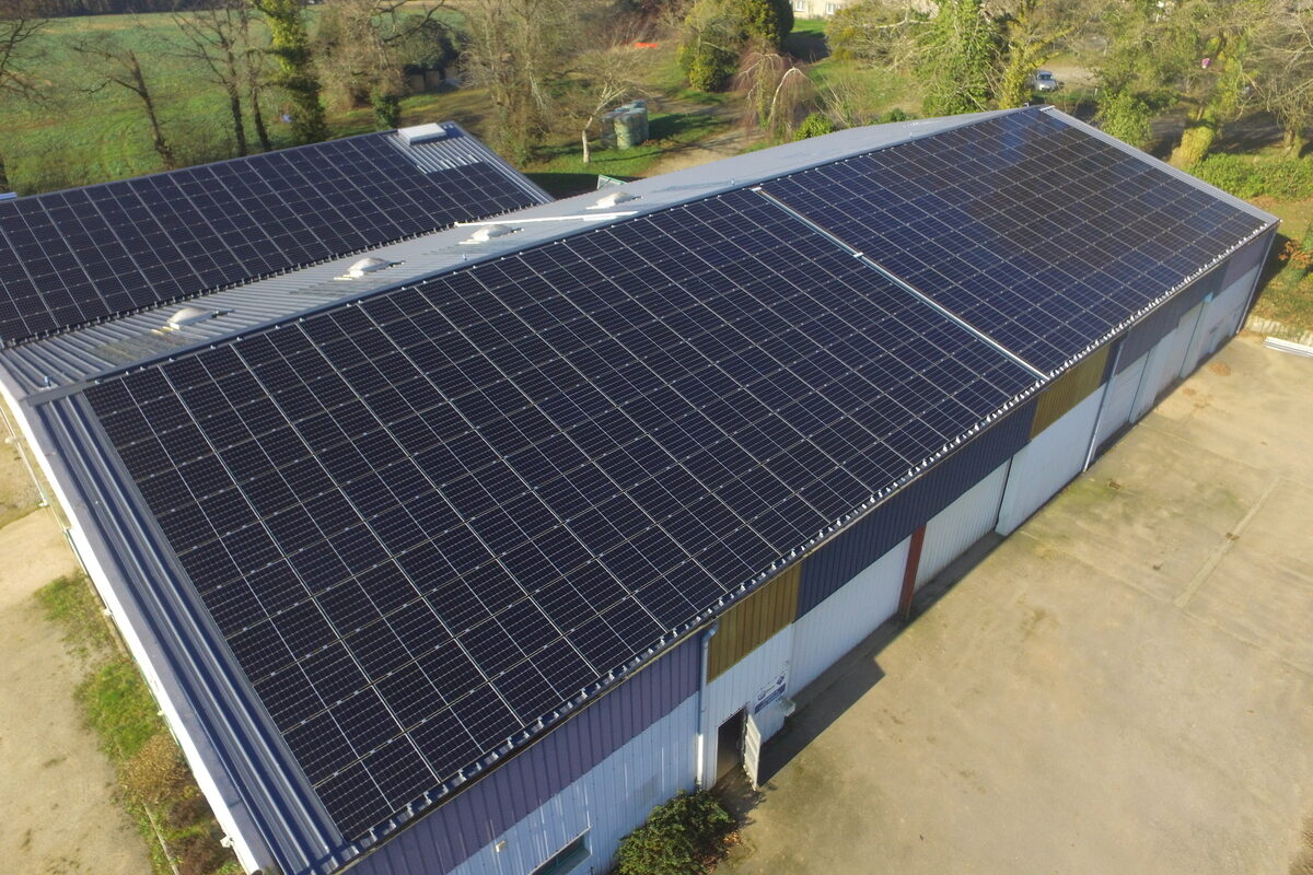 Une toiture recouverte de panneaux solaires. - Illustration La formation, clé d’un investissement réussi