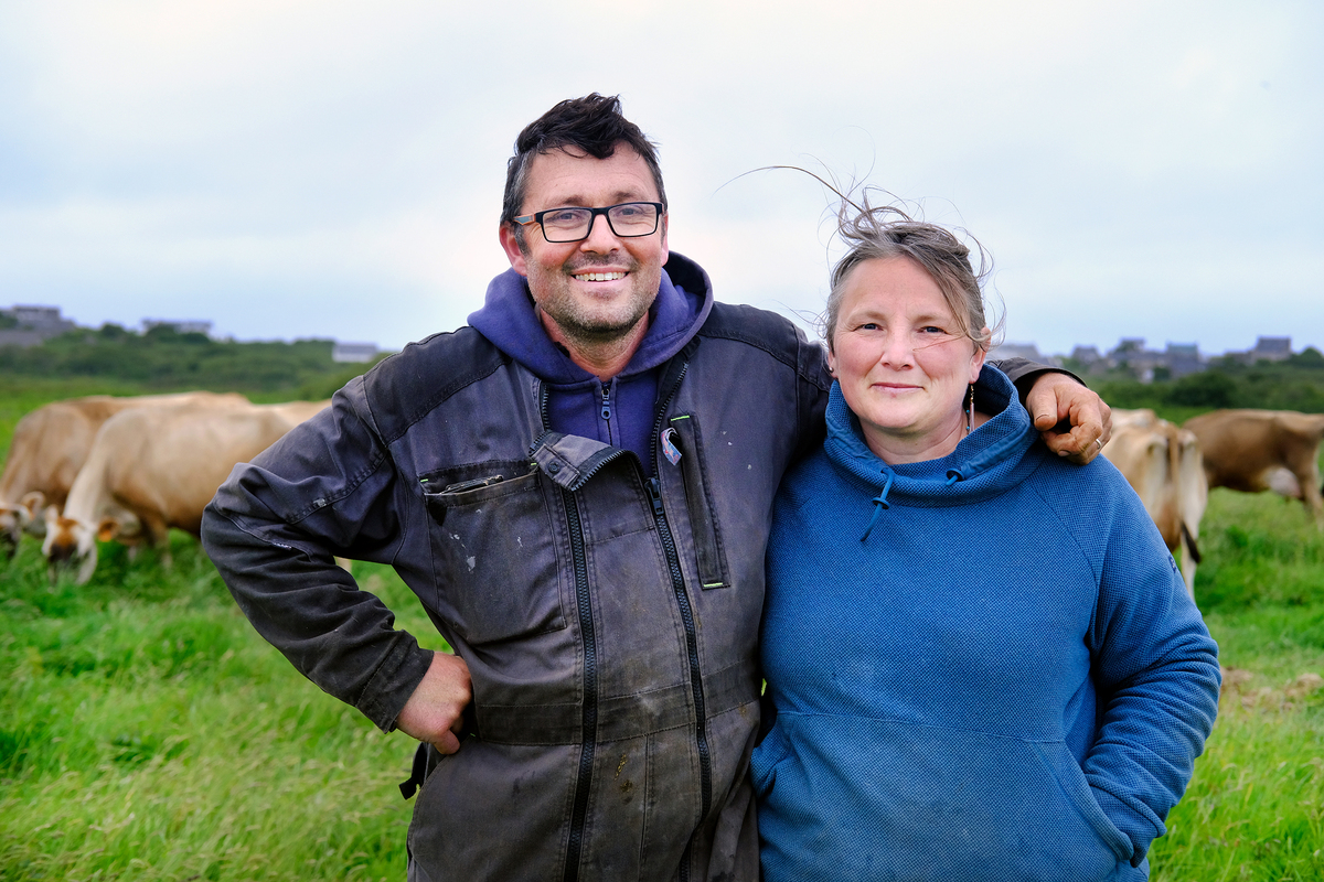 Un couple dans un champ avec des vaches - Illustration À Ouessant : l&rsquo;installation réussie d&rsquo;un couple d&rsquo;éleveurs laitiers