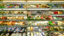 Rayon de fromages dans un supermarché à Hong-Kong.