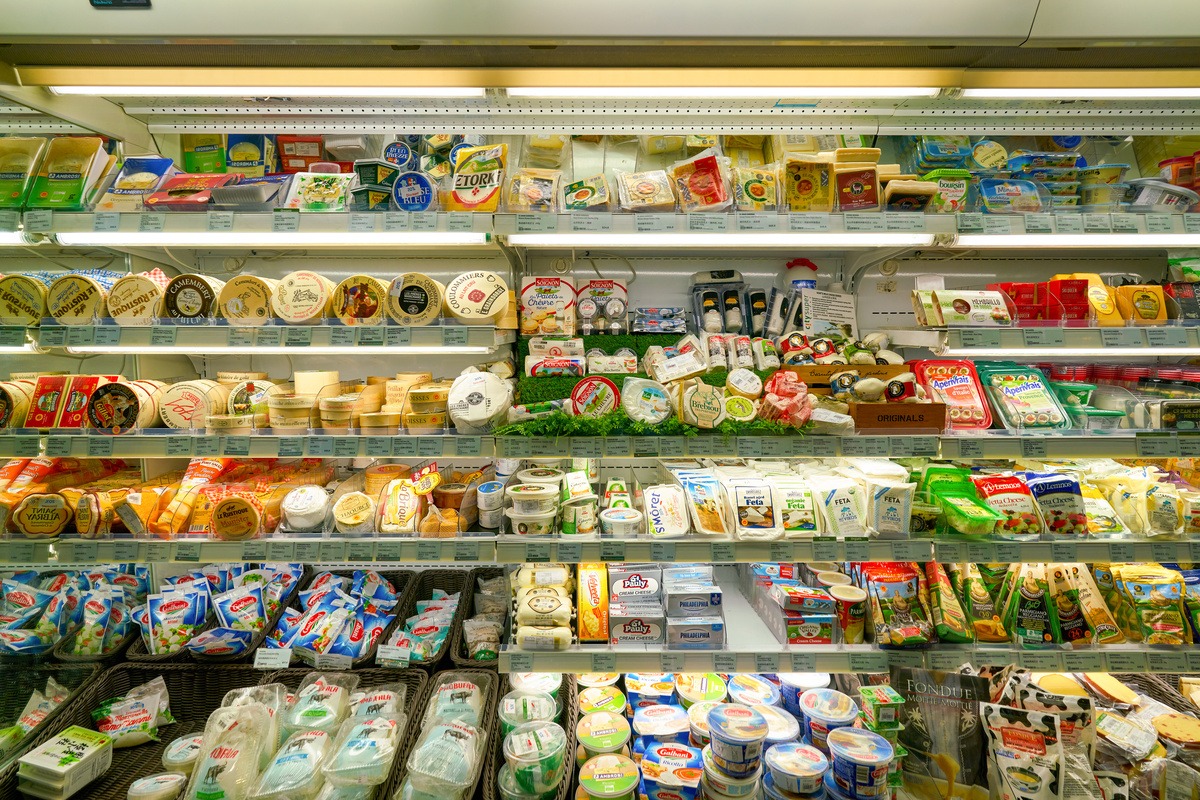 Rayon de fromages dans un supermarché à Hong-Kong. - Illustration La Chine sur la défensive