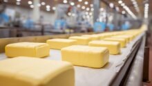 Gros plan sur une chaine de production de beurre