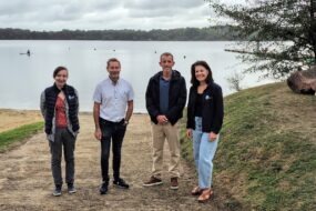 4 personnes devant un paysage bord de mer