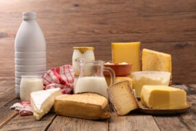 Un plateau de fromages et de produits laitiers posé sur une table en bois