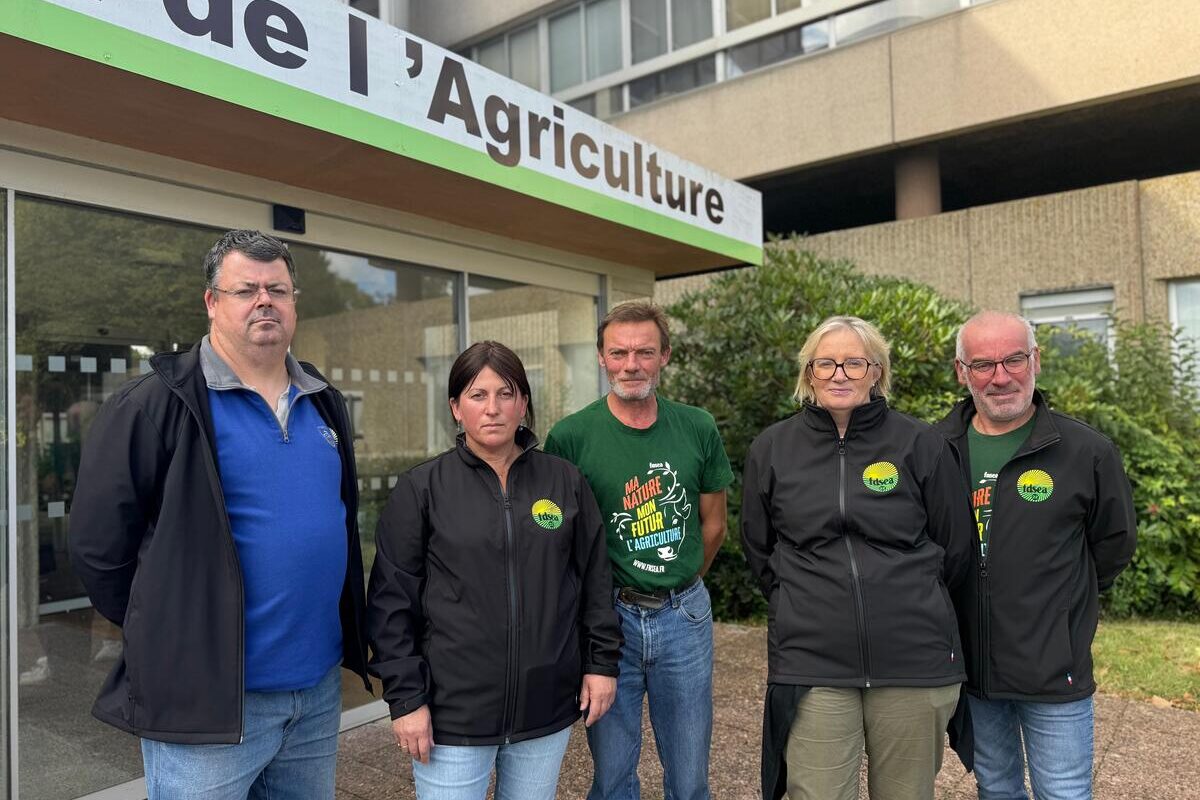 Trois hommes et deux femmes devant une Chambre d'agriculture.  - Illustration « Moins de contraintes, plus de confiance »
