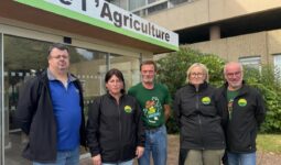 Trois hommes et deux femmes devant une Chambre d'agriculture.