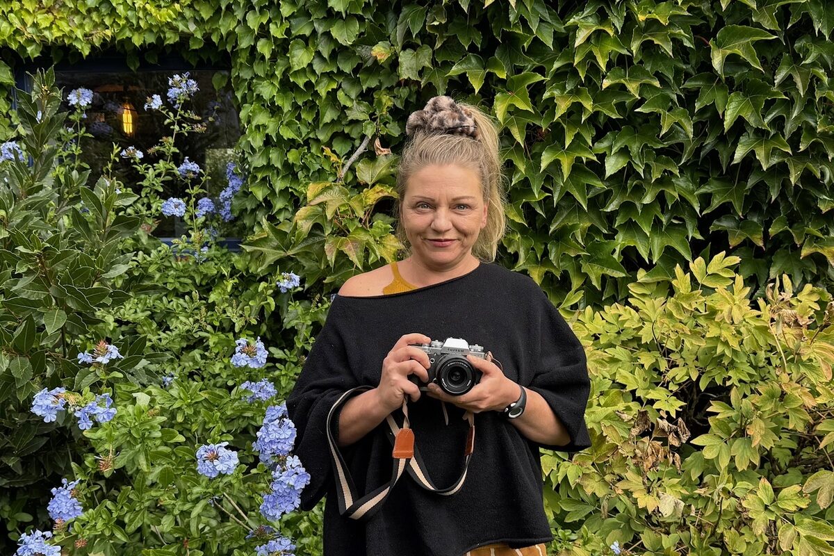 Une femme tenant un appareil photographique dans les mains.  - Illustration Rencontrer le monde agricole pour mieux le comprendre